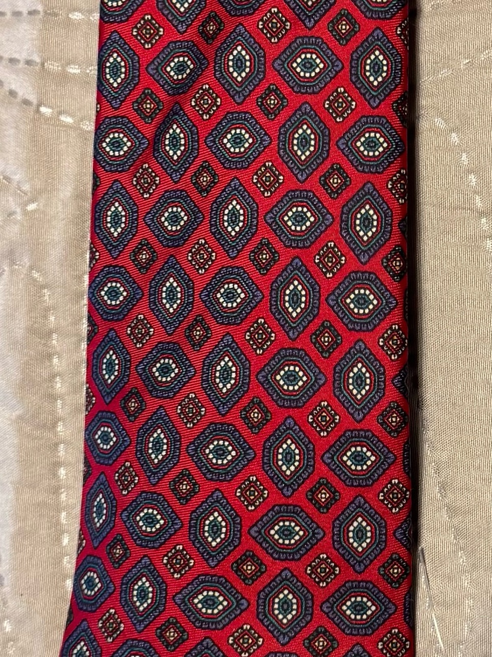 Roundtree & Yorke Men's Red Geometric Silk Tie - Classic Pattern